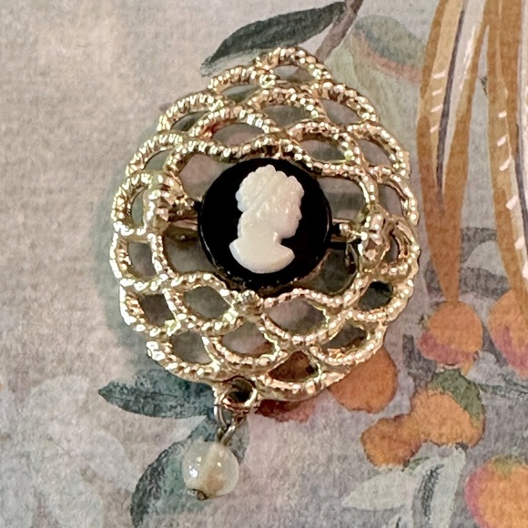 Vintage Black & White Cameo Dangle Brooch Set in Gold Tone Victorian Revival - Picture 4 of 8